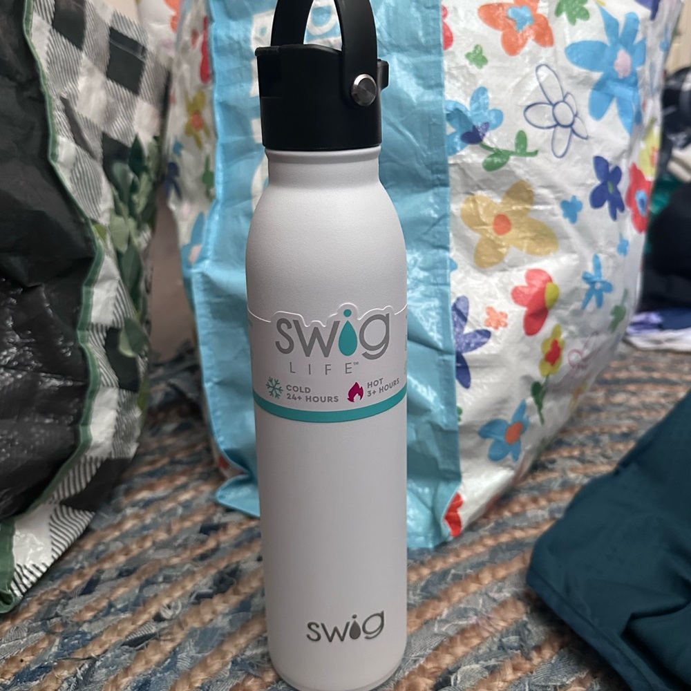 Swig 20 oz water bottle